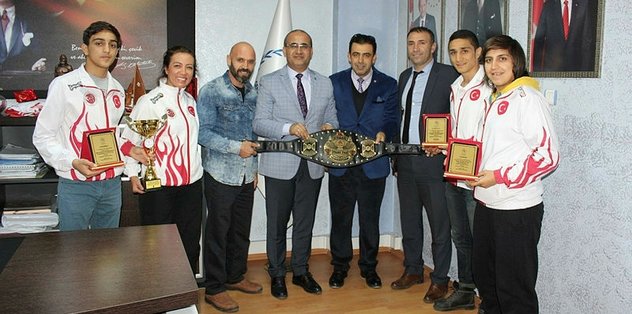 Milli sporculara plaket