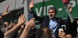 Aykut hoca omuzlara alındı