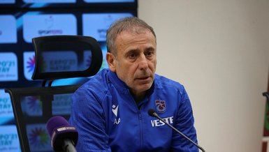 Trabzonspor antrenmanında Abdullah Avcı oyuncularıyla toplantı düzenledi