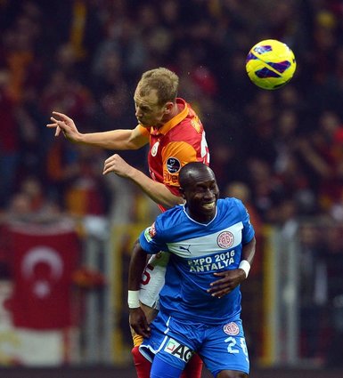 Galatasaray’ın Antalyaspor’u 2-0 yendiği maçta Sabri Sarığolu’nun gösterdiği performans için sosyal medyada ilginç yorumlar yapıldı...  İşte onlardan bazıları...