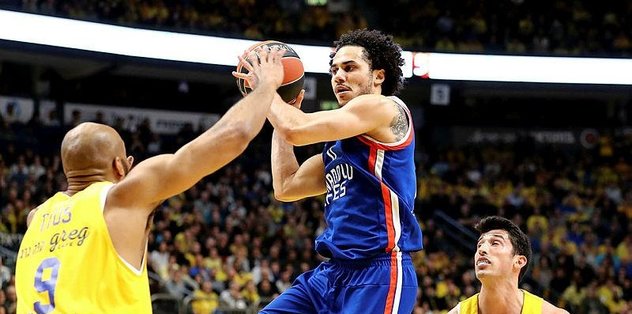 Anadolu Efes avantajı kaptı