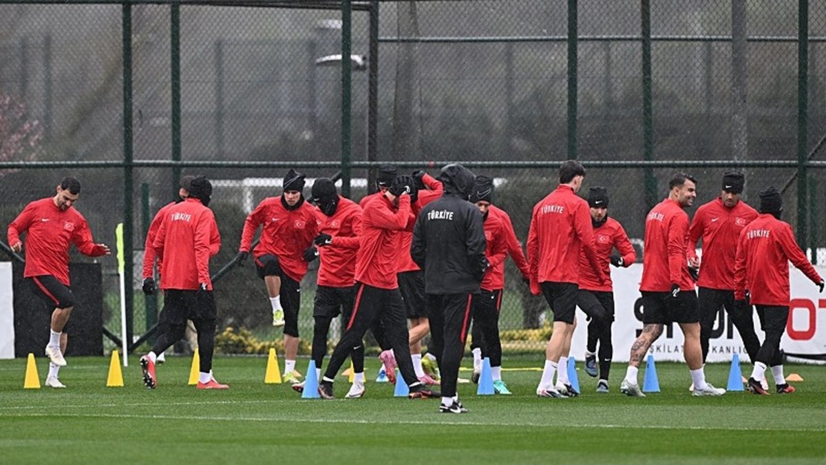 A Milli Takımımız Fadil Vokrri Stadı'nda yürüyüş yaptı