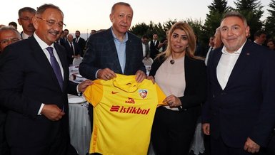 Berna Gözbaşı'dan Başkan Erdoğan'a Kayserispor forması