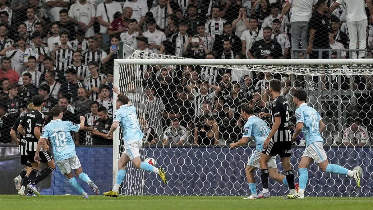 Beşiktaş-St. Patrick's maçında penaltı kararı! Başlama düdüğü henüz çalmıştı ki...
