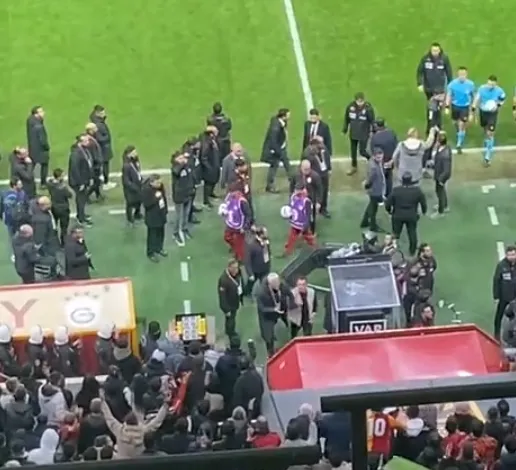 GALATASARAY HABERİLERİ |Okan Buruk ve taraftarlardan Oğuzhan Çakır'a büyük tepki! - 3