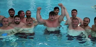 Rıza Kayaalp havuzda tuş etti