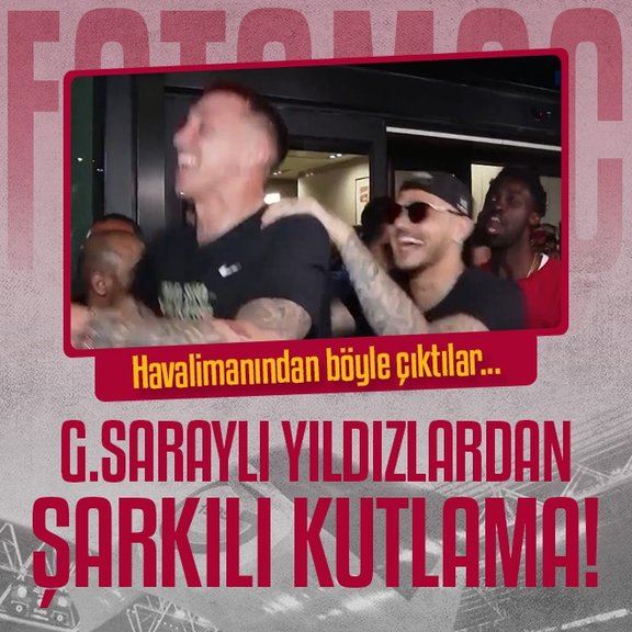 Galatasaraylı oyunculardan havalimanında şarkılı kutlama!