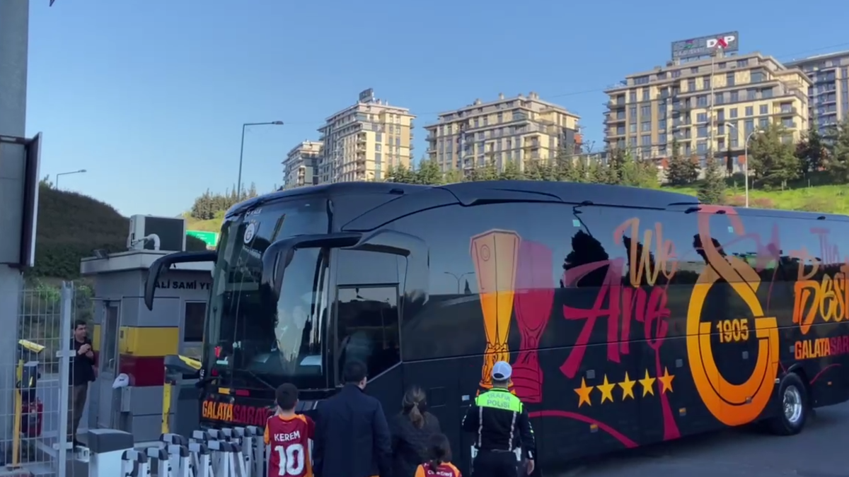 Galatasaraylı futbolculardan stada dikkat çeken giriş!