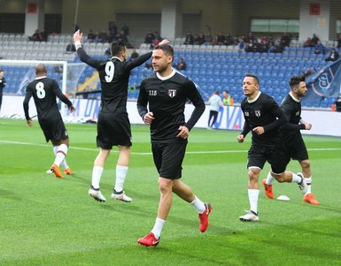 Beşiktaş 115. Yıl özel formasıyla ısınmaya çıktı.