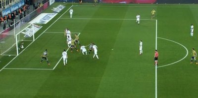 Fenerbahçe - Osmanlıspor maçında tartışmalı gol! Çizgiyi geçti mi?