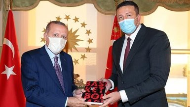 Hidayet Türkoğlu'ndan Başkan Erdoğan'a kitap takdimi