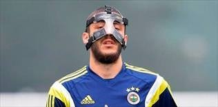 Hakan maskeyle idmana çıktı