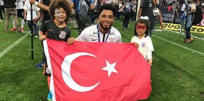 Colin Kazım, Türkiye bayrağıyla poz verdi