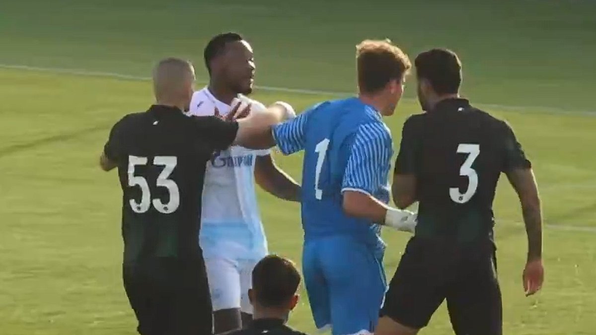 Jhon Duran yeni takımı Zenit ile çıktığı ilk maçta kavga etti! İşte o anlar