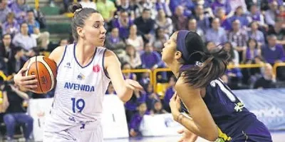 Dişi Kanarya yarı final için sahnede