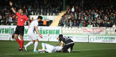 Adana Demirsporlu futbolcunun ayağı kırıldı!