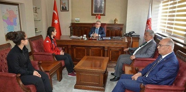 Vali şampiyon sporcuyu ödüllendirdi