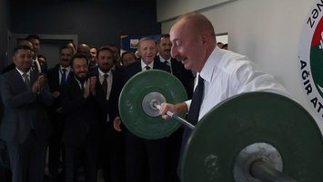 Aliyev Başkan Erdoğan'ın yanında halter kaldırdı!