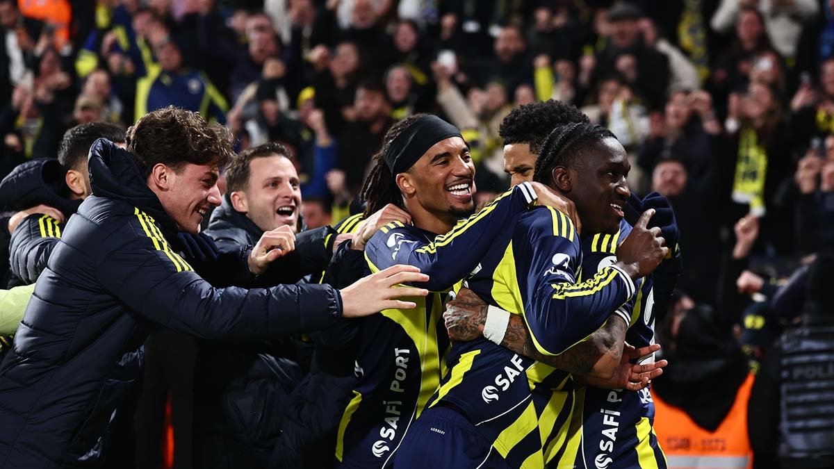 Fenerbahçe iki kez geriye düştüğü maçta Samsunspor’u 3-2 mağlup ederek şampiyonluk umuduna tutundu!