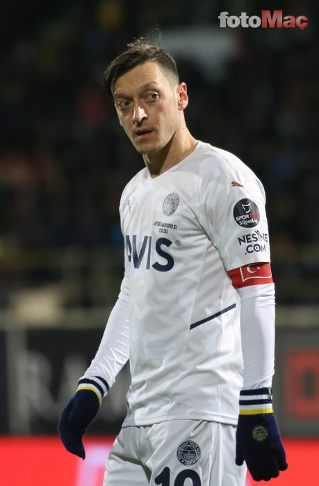 Fenerbahçeli Mesut Özil'e Almanya'dan sert eleştiri! "Oynasa da oynamasa da önemli değil"