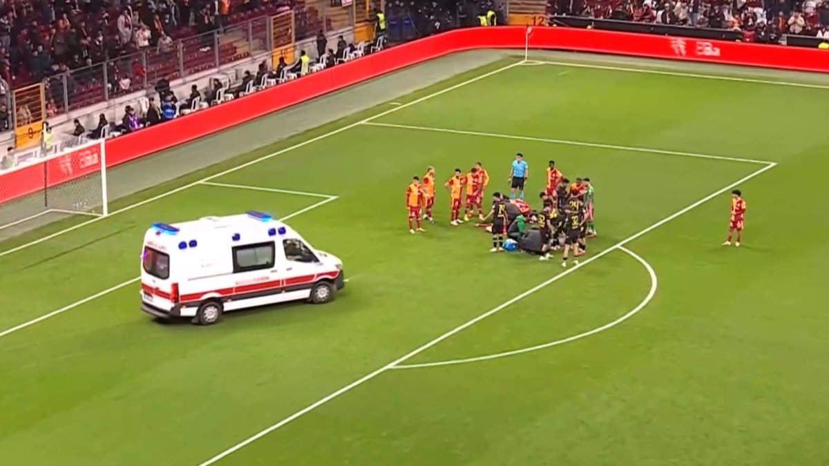 Rams Park'ta korkutan anlar! Kafa kafaya çarpıştılar