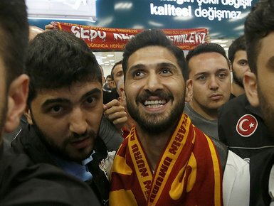 Galatasaray taraftarından görkemli Emre Akbaba karşılaması!