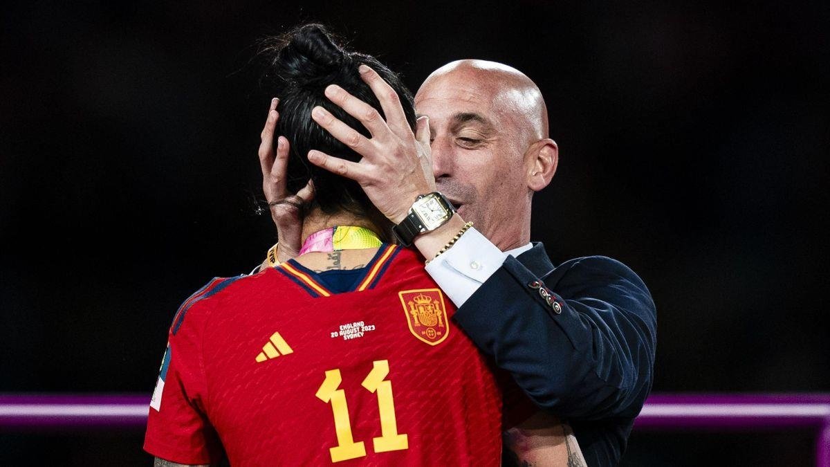 Luis Rubiales Jenni Hermoso’yu rızası olmadan öptüğü için suçlu bulundu! Luis Rubiales Jenni Hermoso’yu rızası olmadan öptüğü için suçlu bulundu!