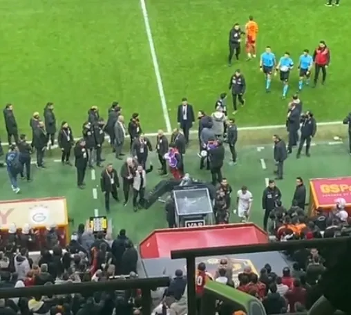 GALATASARAY HABERİLERİ |Okan Buruk ve taraftarlardan Oğuzhan Çakır'a büyük tepki! - 1