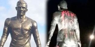 Ronaldo heykeline Messi saldırısı