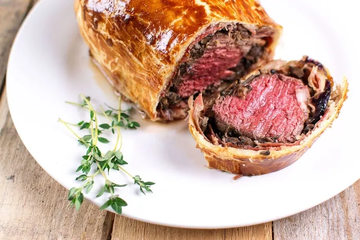 beef-wellington-tarifi-beef-wellington-nasil-yapilir-beef-wellington-malzemeleri-yapilisi-ve-puf-noktalari-1670836966092.jpeg Beef Wellington nasıl yapılır? | Beef Wellington tarifi, malzemeleri, yapılışı ve püf noktaları nedir? - 5