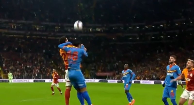 galatasaray-goztepe-macinda-penalti-karari-iste-o-pozisyon-1736007527779.jpg