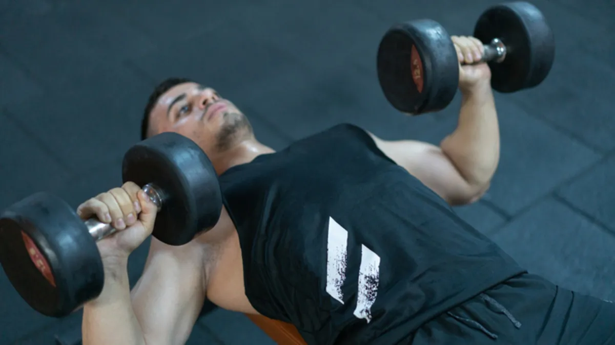 Göğüs Kaslarını Güçlendiren Taşınmış Hareket: Dumbbell Press Teknikleri