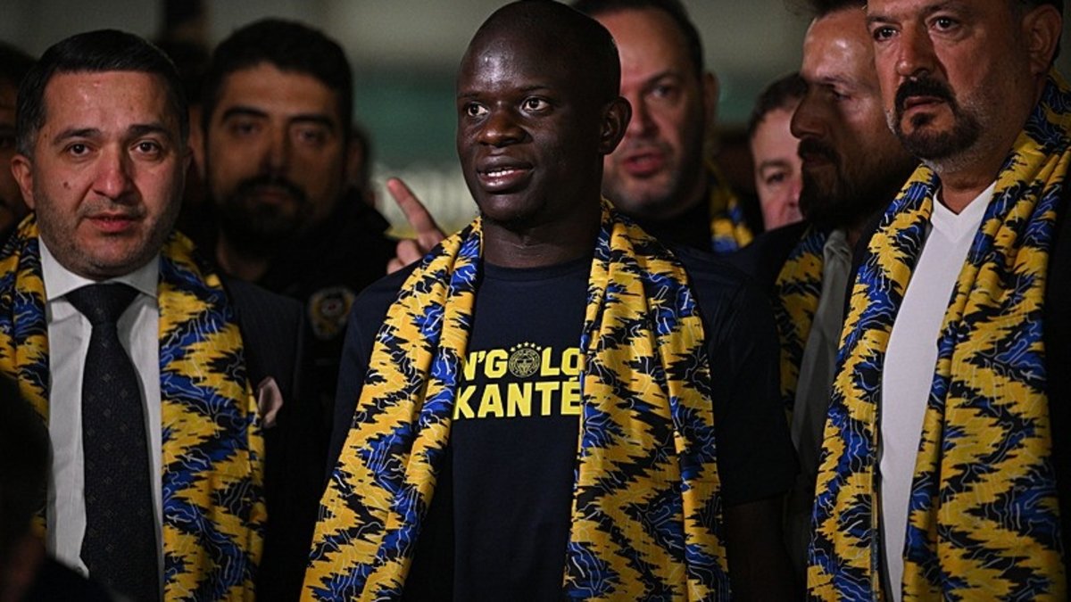 Fenerbahçe'nin yeni transferi N'Golo Kante taraftarları selamladı!