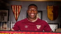 Armstrong parmak ısırtıyor