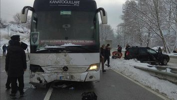 Voleybolcuları taşıyan otobüs kaza yaptı! 3 yaralı