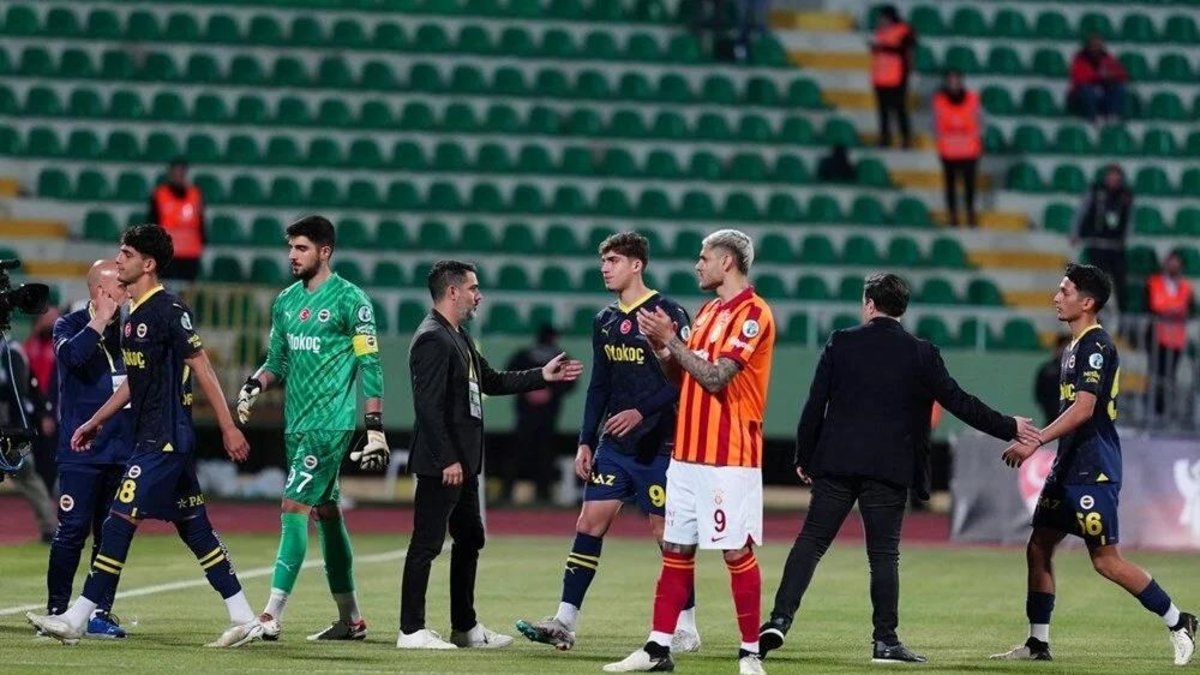 Galatasaray-Adana Demirspor maçı tatil edildi! Icardi'den 'dejavu' paylaşımı Galatasaray-Adana Demirspor maçı tatil edildi! Icardi'den 'dejavu' paylaşımı