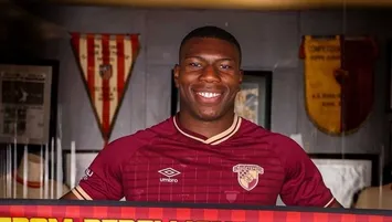 Armstrong parmak ısırtıyor