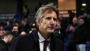 Van der Sar to remain in intensive care after bleeding on his brain