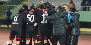 Es-Es zirveyi sevdi