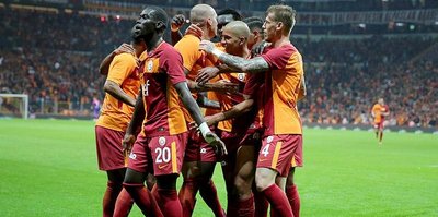 BİRİ ASLAN'I GÖZETLİYOR