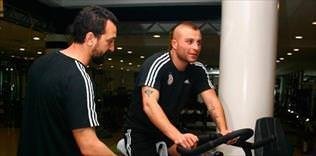 Gökhan Töre salona indi