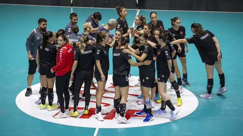 a-milli-kadin-hentbol-takimi-avrupa-kupasinda-yarin-macaristana-konuk-olacak-1760517487192.jpeg