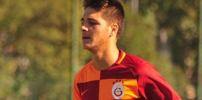 Galatasaray Da Ahmet Sivri Imzayi Atti Son Dakika Galatasaray Haberleri Fotomac
