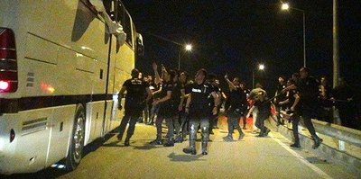 Beşiktaş taraftarının otobüsüne taşlı saldırı