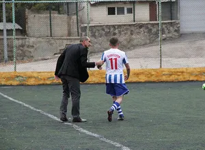 Kötü oynayan futbolcusunu tekmeledi!