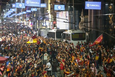 Galatasaray taraftarları şampiyonluğu doyasıya kutladı!