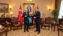 Bahçeli’ye Salah forması