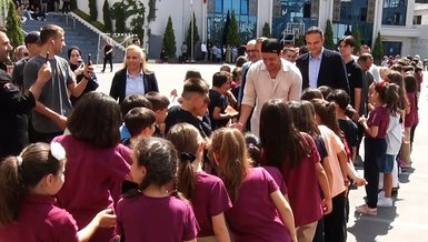 Mesut Özil öğrencilerle bir araya geldi