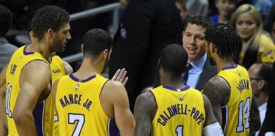 Lakers, Rockets'a "dur" dedi
