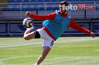 Fenerbahçe'nin yeni transferi İsmail Yüksek formayı giydi